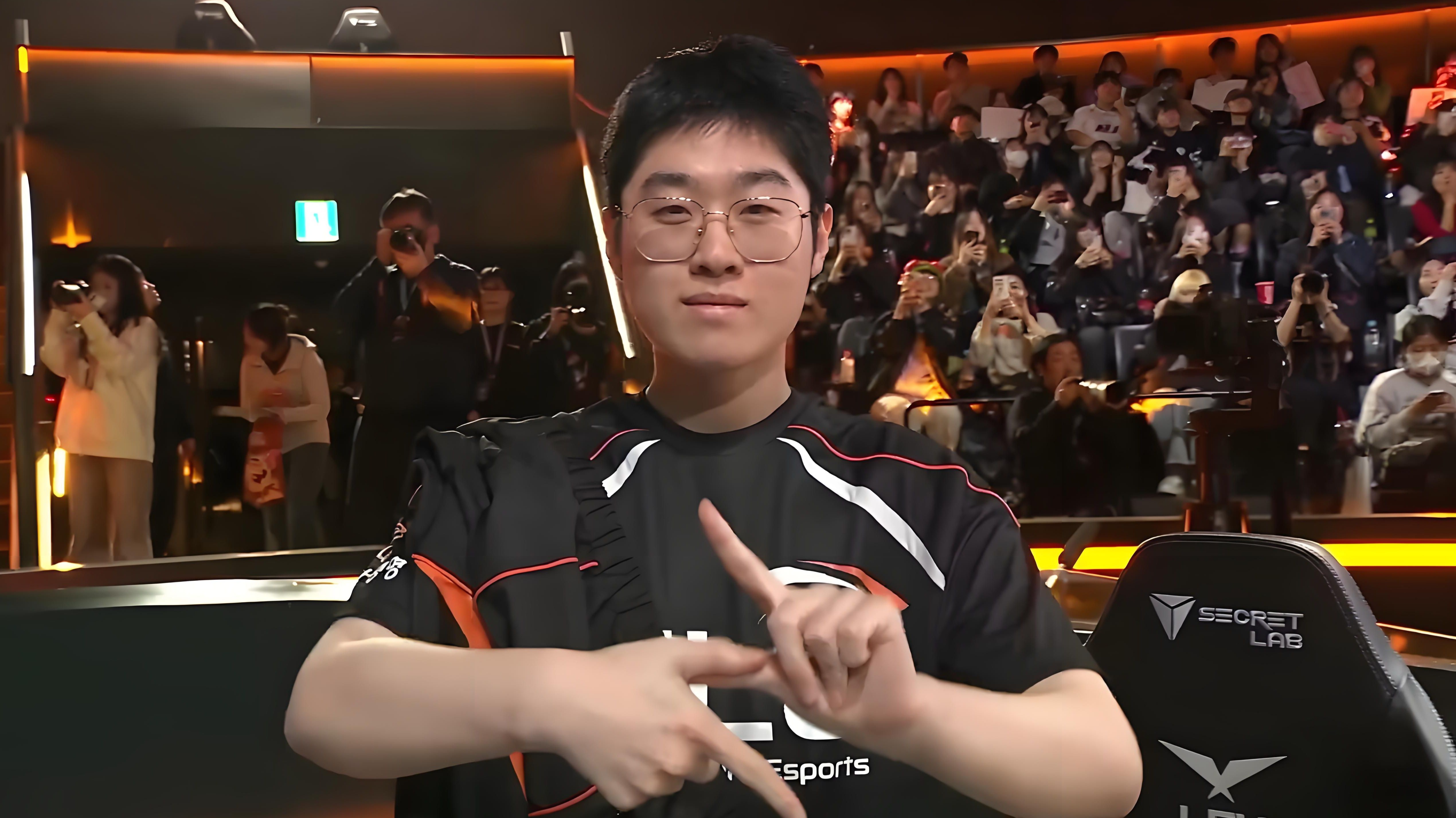 Faker回归赛场,战术调整首场状态亮眼,SKT观众沸腾! Faker回归赛场,战术调整首场状态亮眼,SKT观众沸腾!